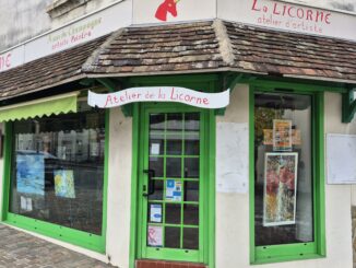 Une licorne rouge comme emblème, des mots tracés à la main : l’atelier d’artiste s’affirme comme un repère de création et de partage, ouvert à tous les curieux.