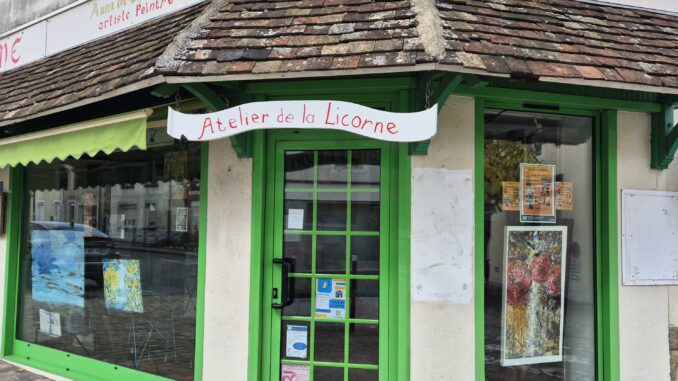 20250922_142724 Une licorne rouge comme emblème, des mots tracés à la main : l’atelier d’artiste s’affirme comme un repère de création et de partage, ouvert à tous les curieux.