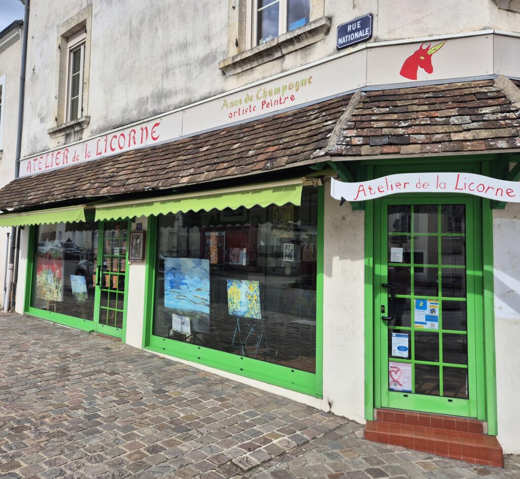 Sous le ciel de Bouloire, l’Atelier de la Licorne arbore ses volets verts et ses œuvres visibles depuis la rue, véritable invitation à entrer dans l’univers d’Anne de Champagne.