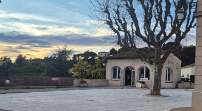 Vue de la salle d’exposition (salle des mariages) à Tanneron, où sont présentées les œuvres de Christian Mauger.