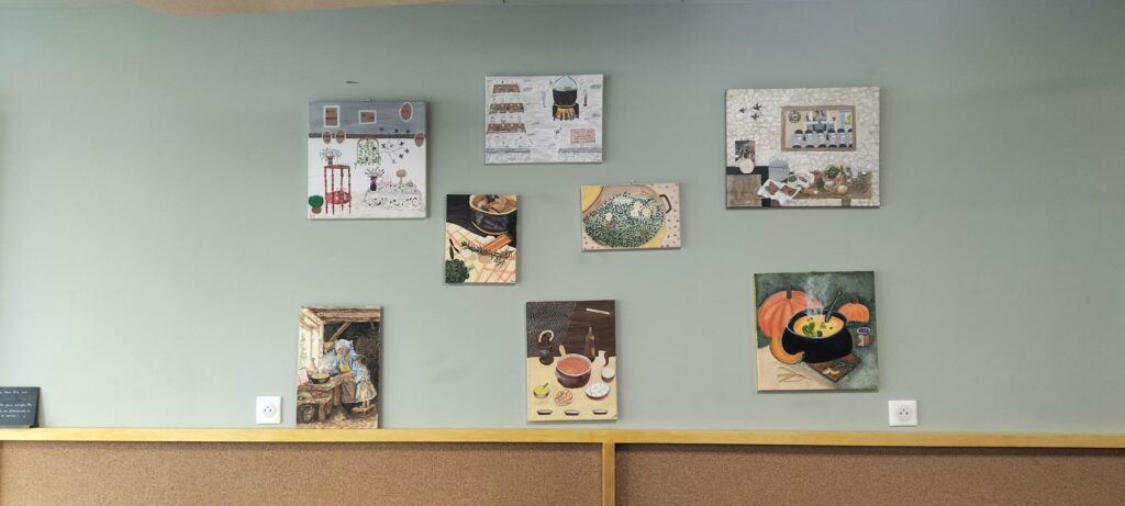 Œuvres du concours “Grande tablée / Marmite Généreuse” exposées sur le mur du centre socioculturel L’ÉQUIPAGE à Chazelles-sur-Lyon.