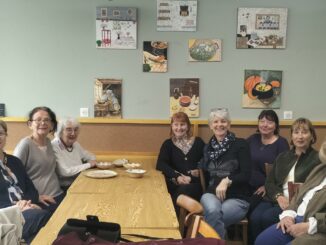 Participants du concours Grande tablée / Marmite Généreuse réunis au centre socioculturel L’ÉQUIPAGE, sous les œuvres exposées.
