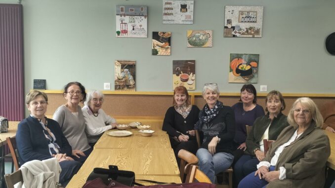 Participants du concours Grande tablée / Marmite Généreuse réunis au centre socioculturel L’ÉQUIPAGE, sous les œuvres exposées.