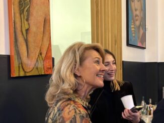 Jeanne, artiste peintre, lors du vernissage de l'exposition La Couleur de l'Expression, Paris 18e, avril 2025