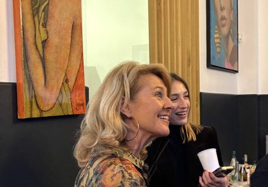 Jeanne, artiste peintre, lors du vernissage de l'exposition La Couleur de l'Expression, Paris 18e, avril 2025