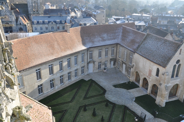 Vue du musée d’art et d’archéologie de Senlis depuis la cathédrale, lieu de conservation de plusieurs œuvres de Séraphine Louis.