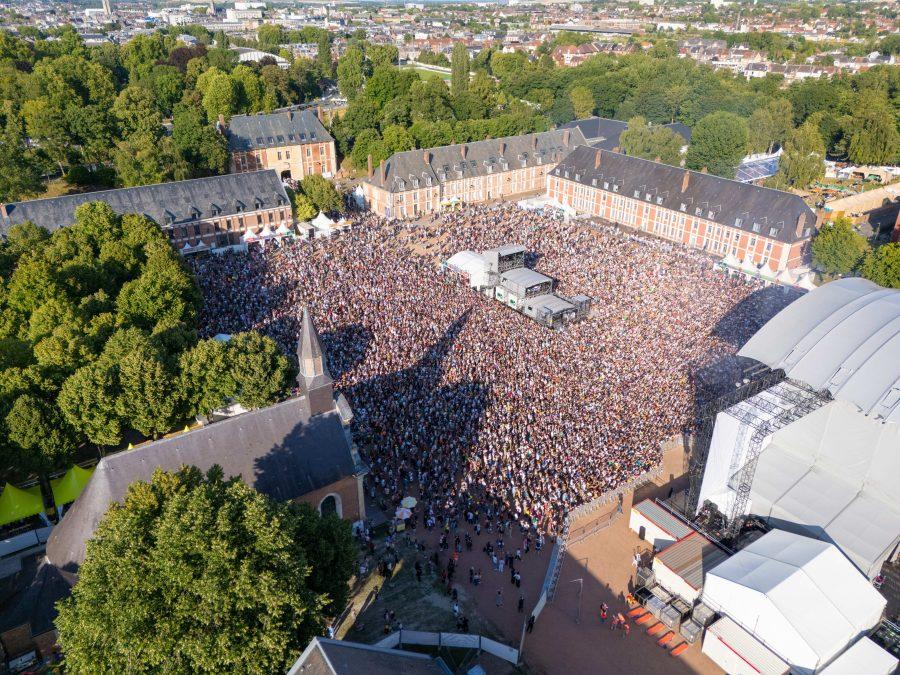 La Citadelle d’Arras accueille l’énergie populaire du Main Square Festival, entre patrimoine de brique, grande scène musicale et foule estivale.