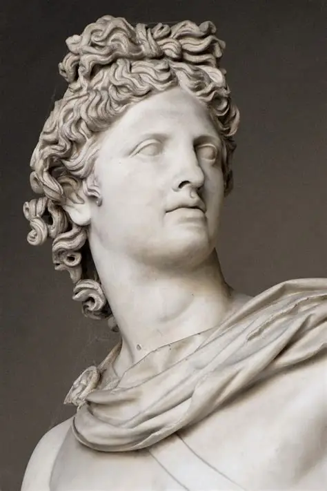  le dieu des arts, du chant, de la musique, de la beauté masculine, de la poésie et de la lumière.
