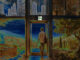 Illustration symbolique d’un ascenseur ouvert entre une ville moderne et une campagne provençale, où un artiste choisit de redescendre vers un paysage apaisé, un chevalet et un arbousier.