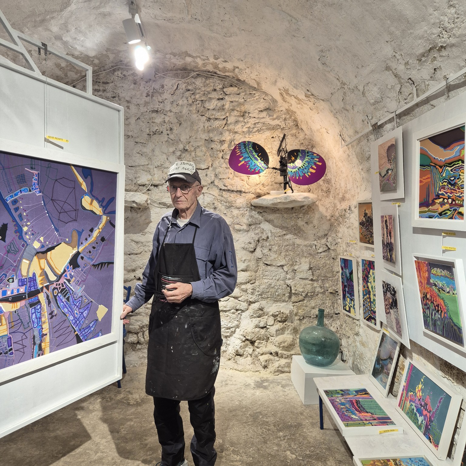 Rodolphe Proverbio dans l’Atelier Galerie VIVE LA VIE à Chamaret, entouré de ses œuvres